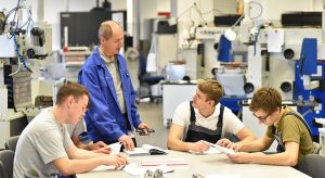 مهاجرت کاری به آلمان کارآموزی فنی و حرفه‌ای درآمد آوسبیلدونگ آلمان بهترین مشاغل Ausbildung Duales Ausbildung دوره دوگانه آلمان مهاجرت بدون تحصیلات دانشگاهی آلمان فرصت‌های شغلی آلمان حقوق پس از Ausbildung